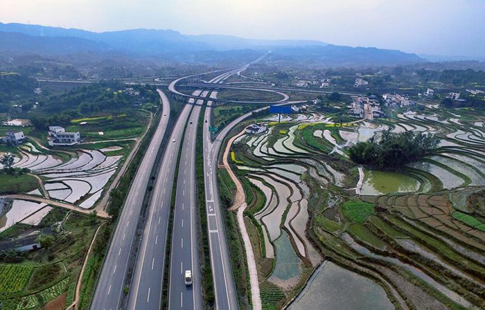 成渝地區(qū)環(huán)線合江(渝川界)至納溪段路面、交安